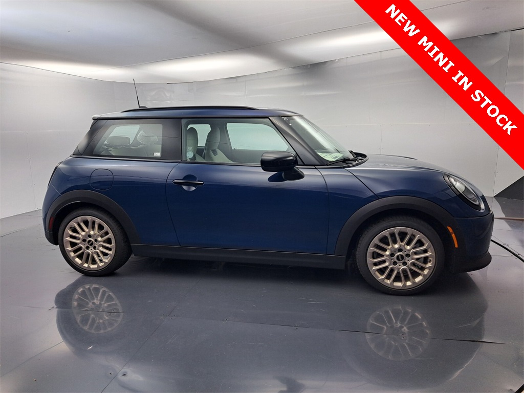 2025 Mini Cooper 2 Door Hardtop Signature photo 2