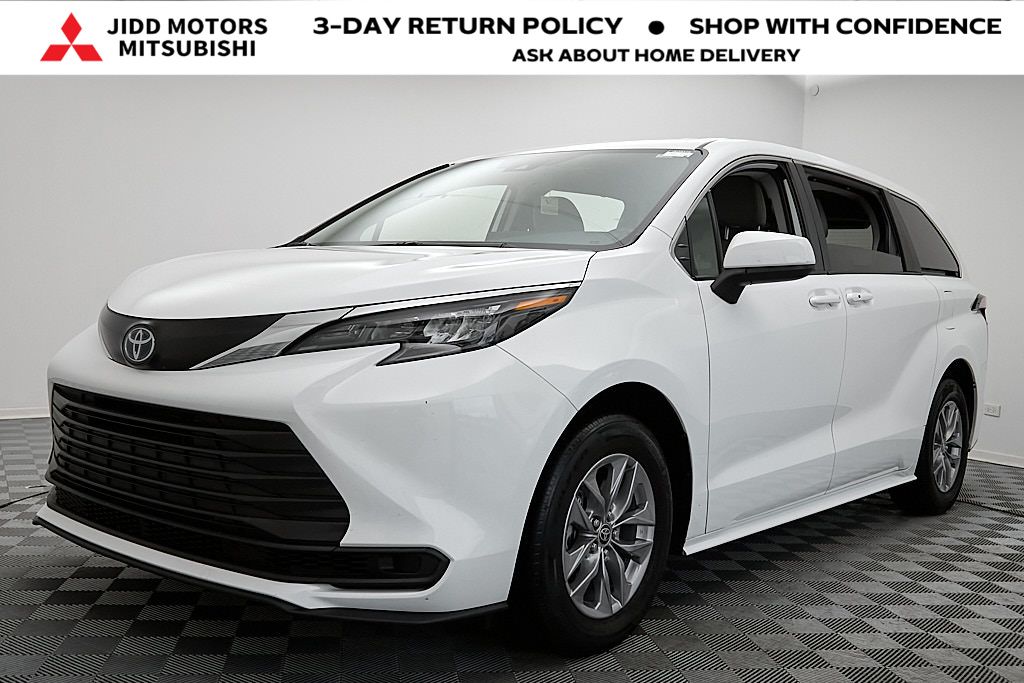 2024 Toyota Sienna LE's photo