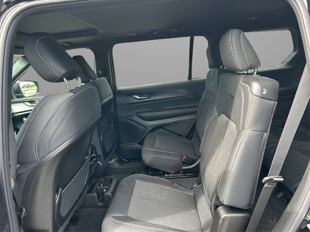 2025 Jeep Grand Cherokee Laredo X photo 9