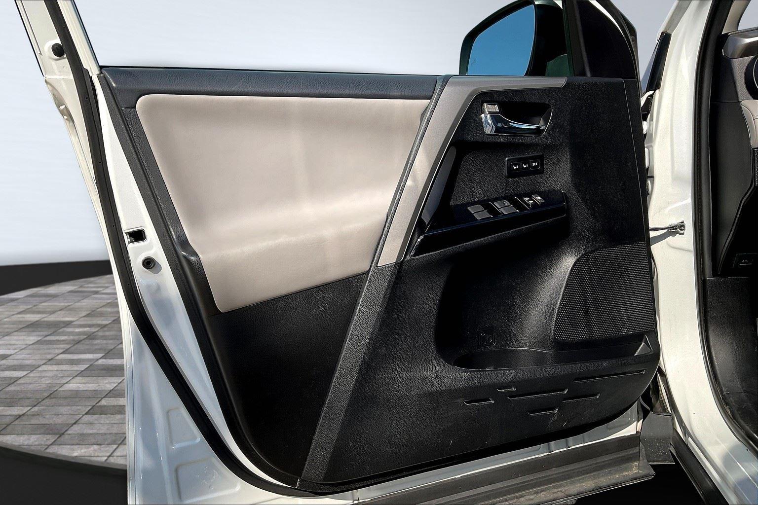 2017 Toyota RAV4 Limited photo 23