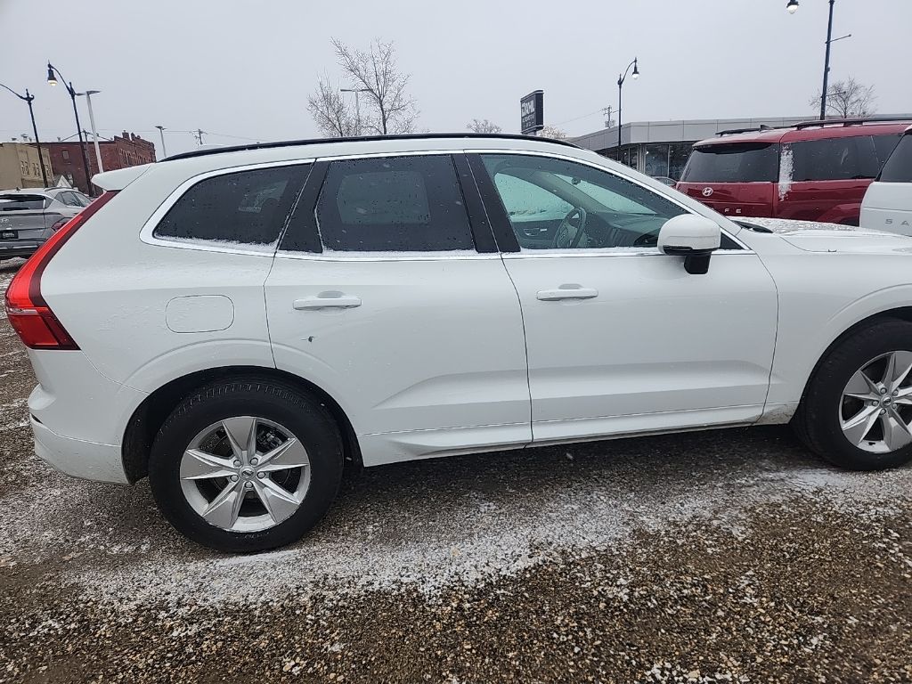 2022 Volvo XC60 B5 Momentum photo 3