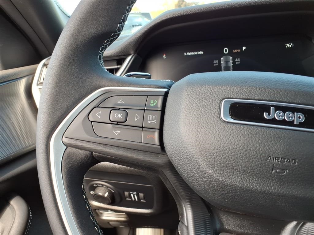 2025 Jeep Grand Cherokee Laredo Altitude photo 17