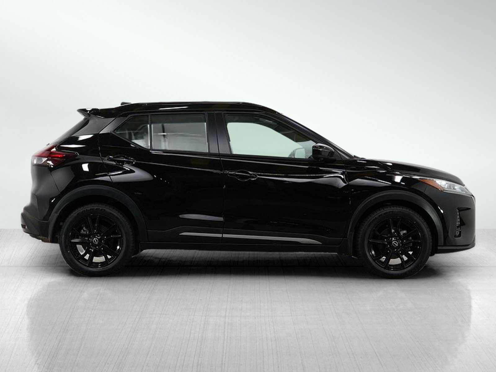 2023 Nissan Kicks SR photo 3