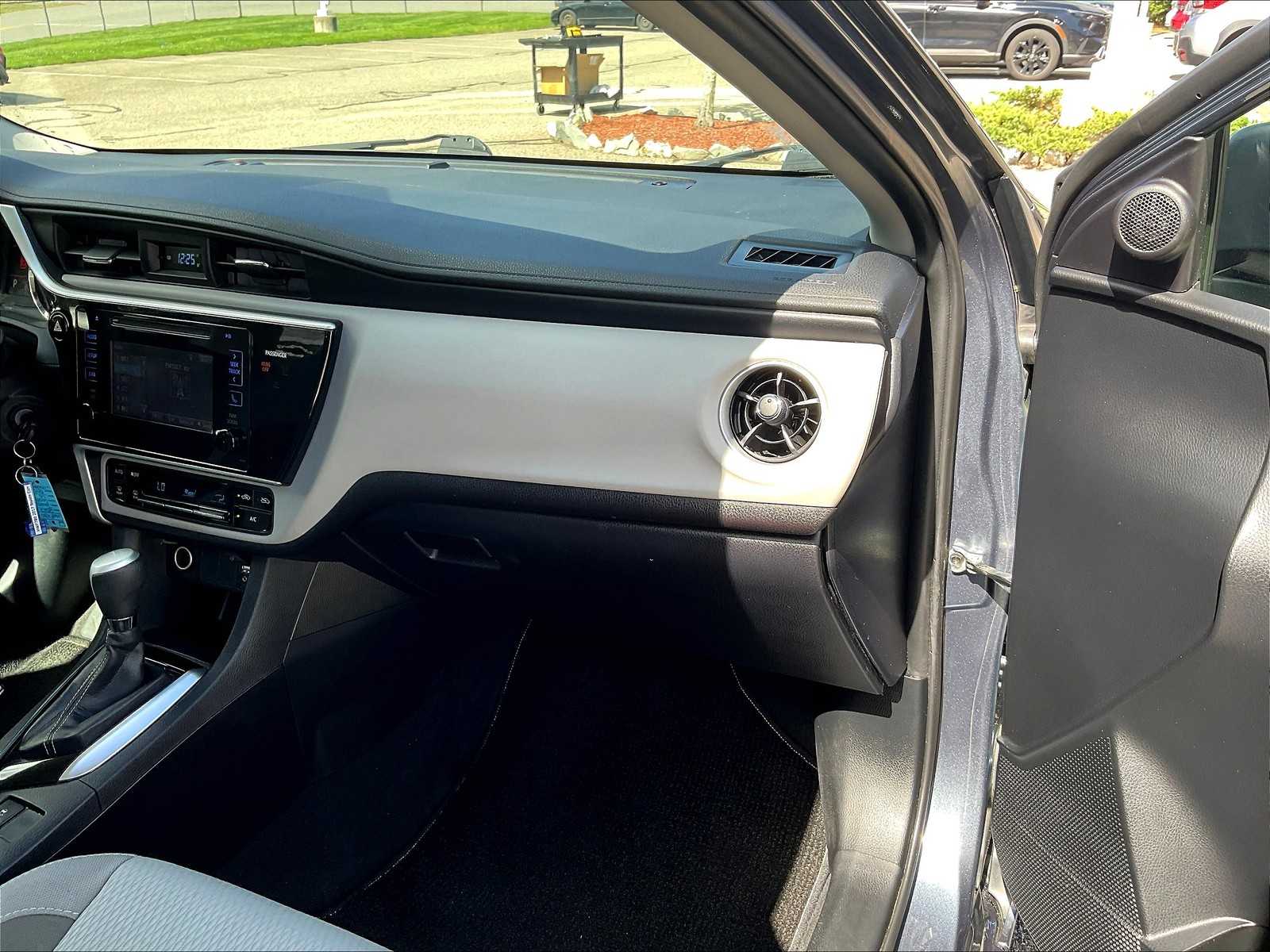 2017 Toyota Corolla LE photo 13