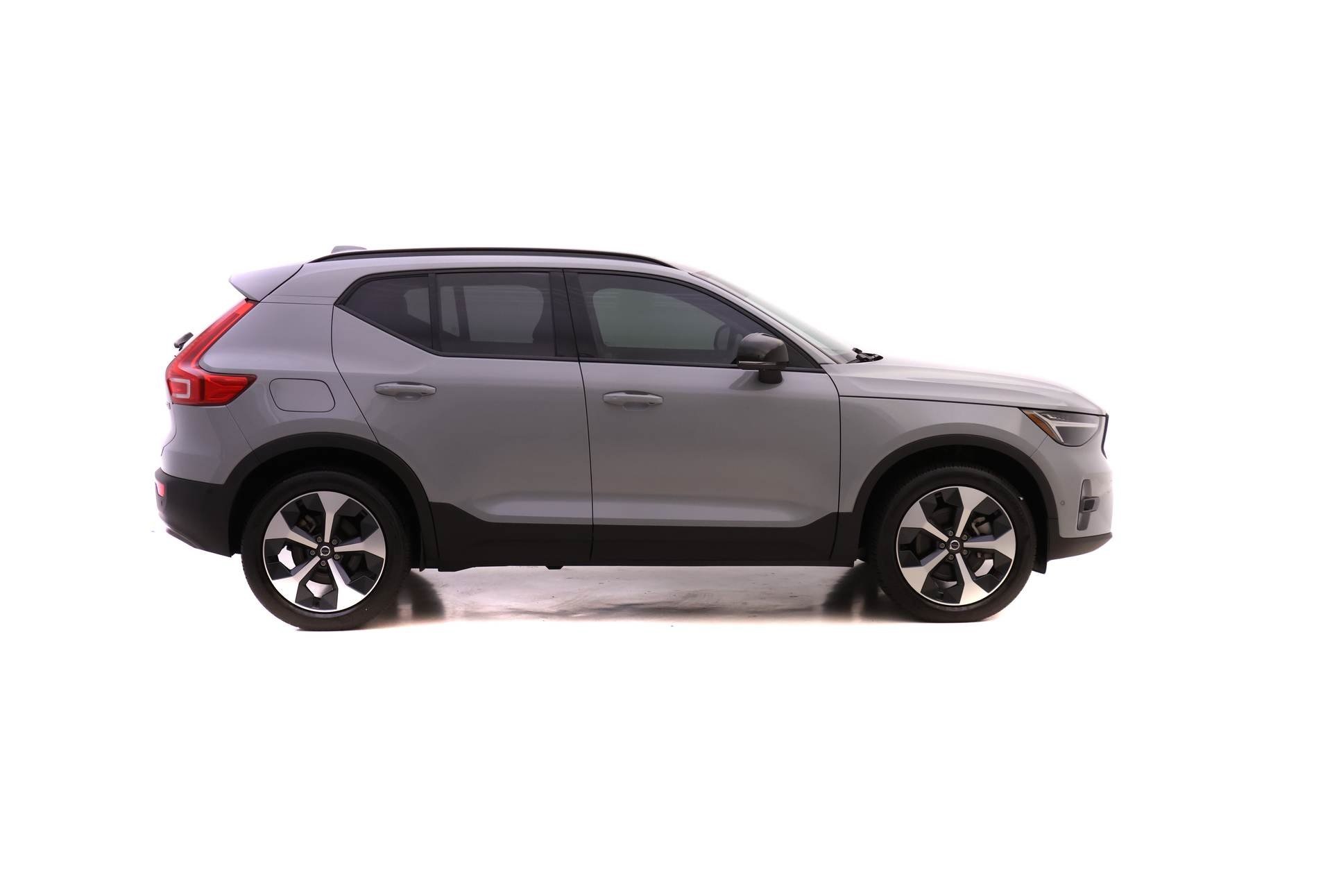 2024 Volvo XC40 Plus photo 2