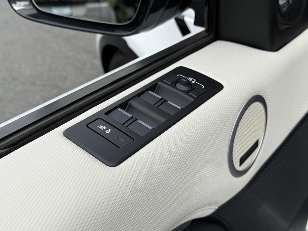 2023 Land Rover Discovery S R-Dynamic photo 13