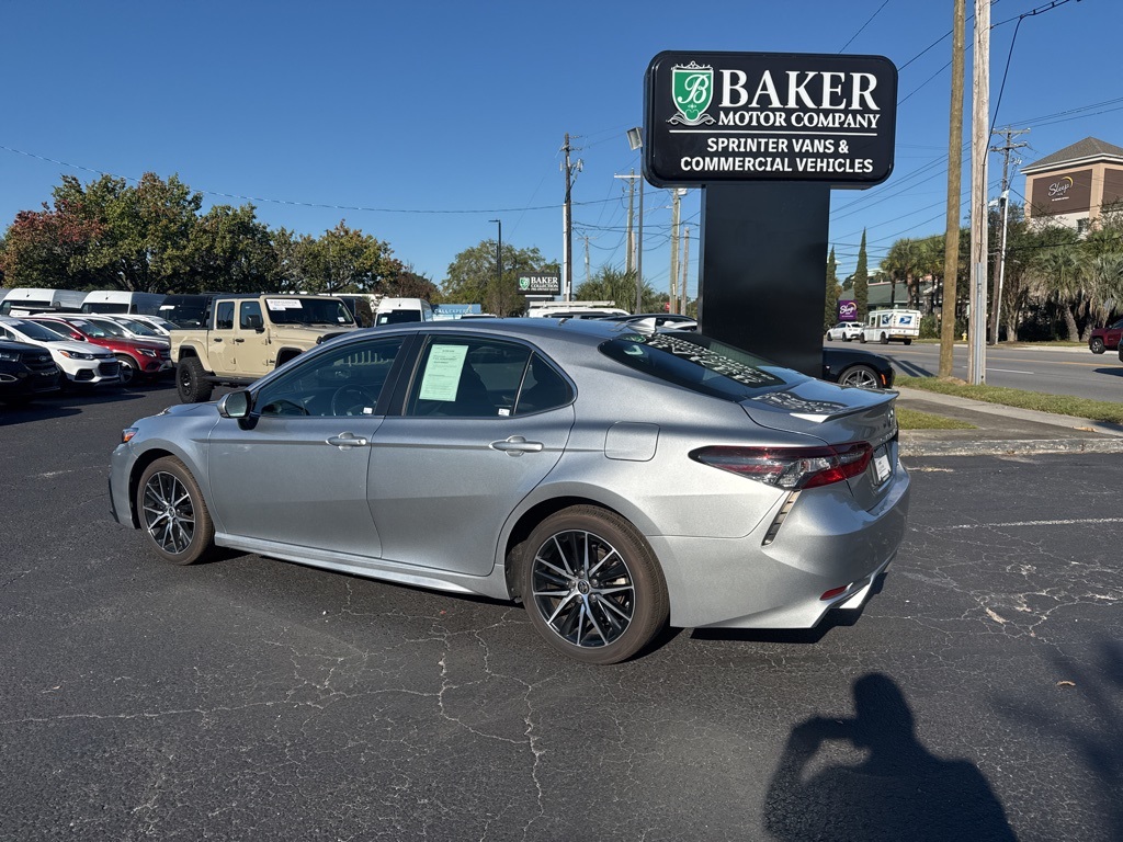 2022 Toyota Camry SE photo 2