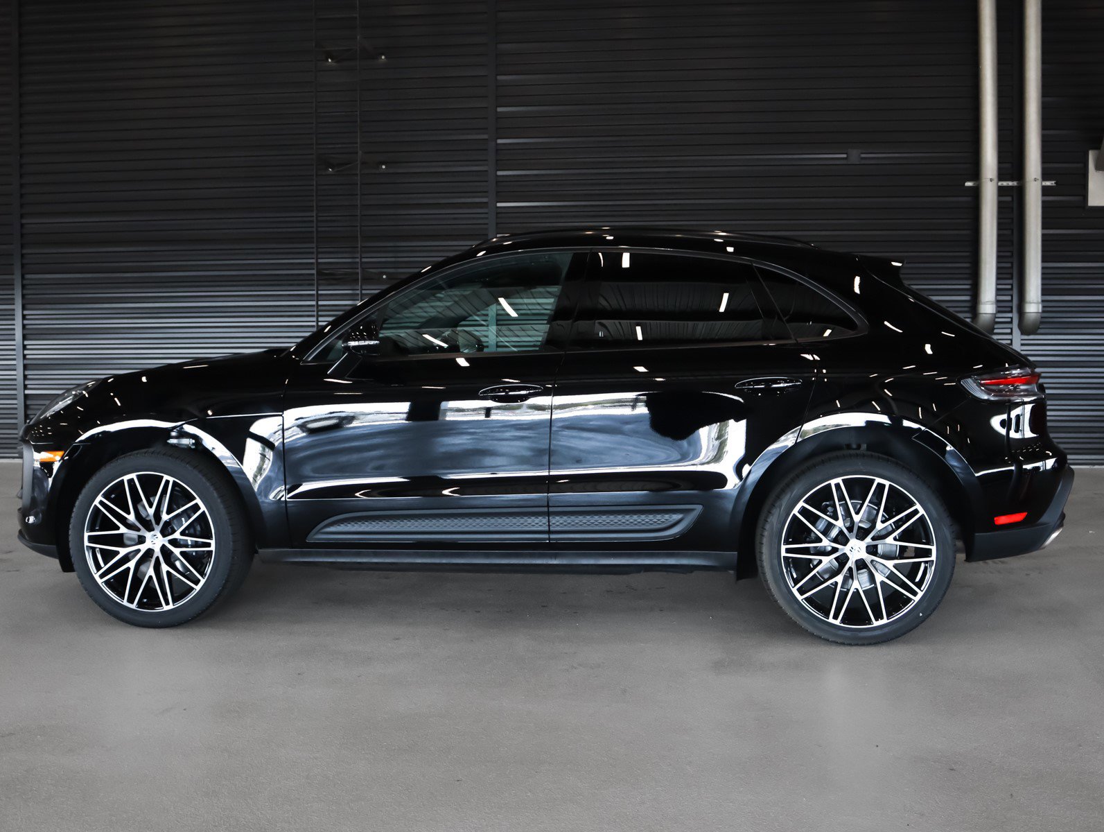 2025 Porsche Macan T photo 2