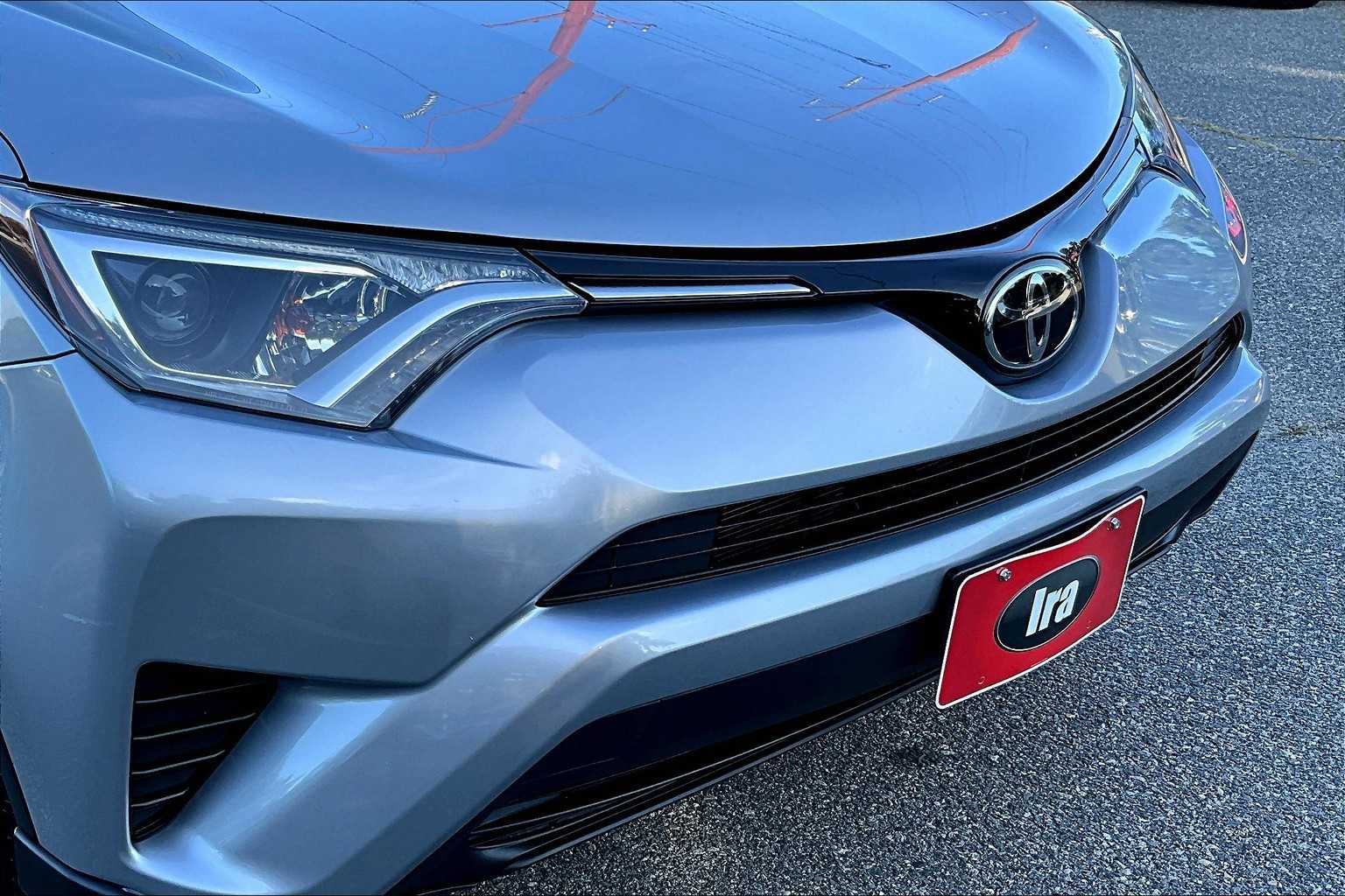 2017 Toyota RAV4 LE photo 27