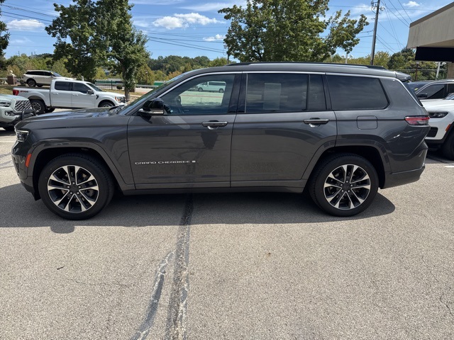 2022 Jeep Grand Cherokee Overland photo 2