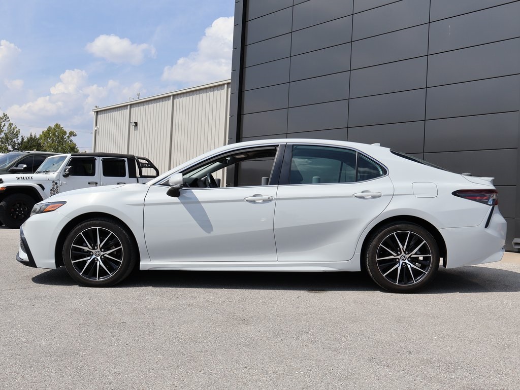 2022 Toyota Camry SE photo 2