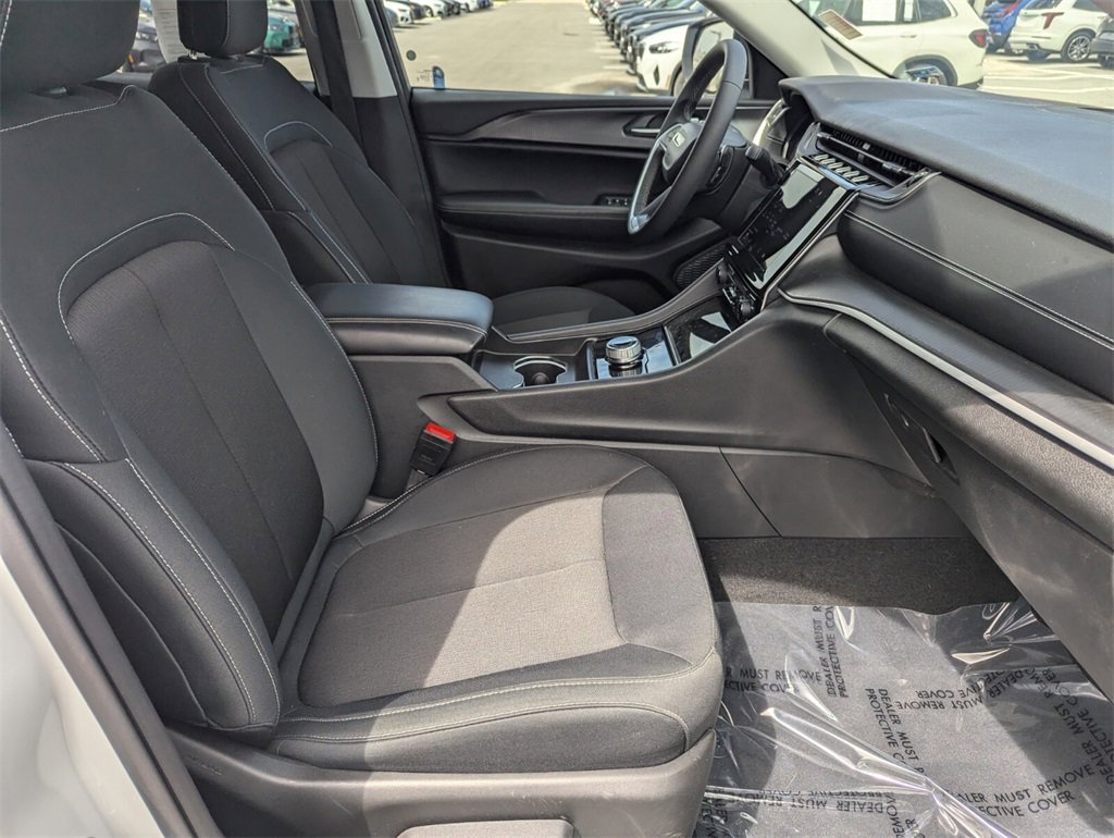 2023 Jeep Grand Cherokee Laredo photo 9