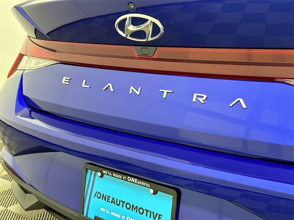 2022 Hyundai Elantra SEL photo 17