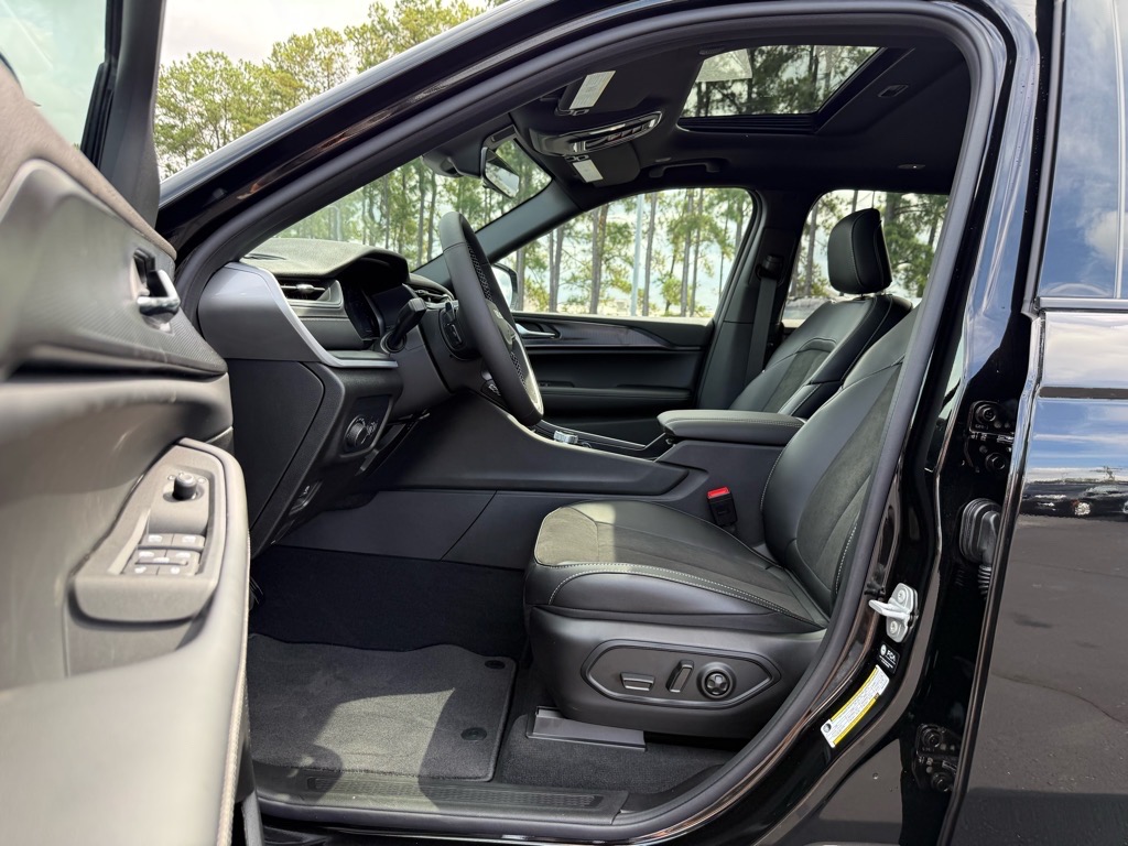 2025 Jeep Grand Cherokee Altitude photo 3