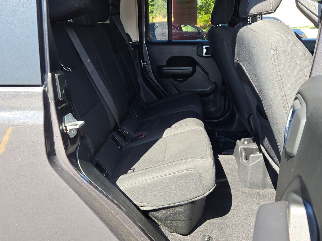 2022 Jeep Gladiator Altitude photo 10