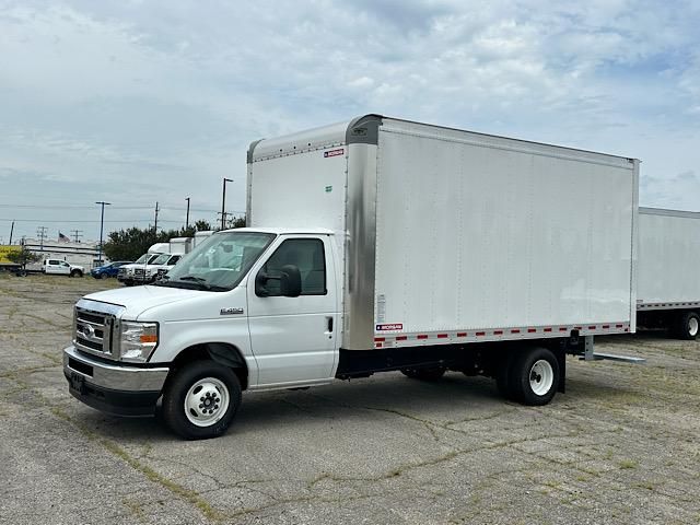2024 Ford E-450 Cutaway photo 2