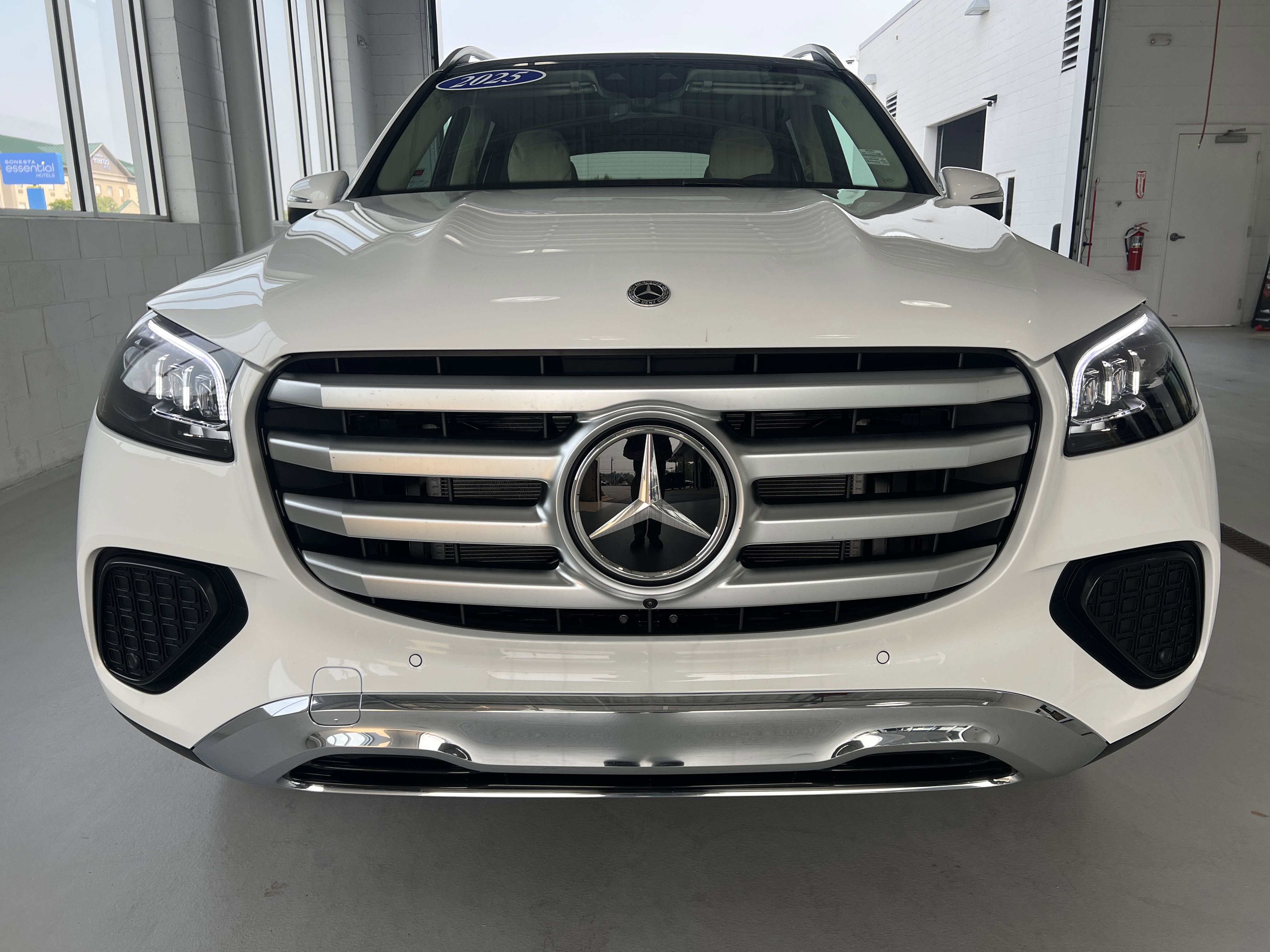 2025 Mercedes Benz GLS 450 4MATIC photo 4