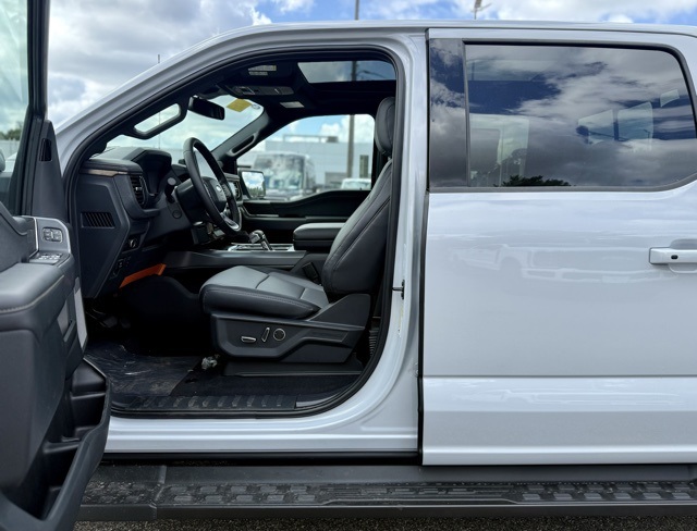 2025 Ford F-150 Lightning Lariat photo 14