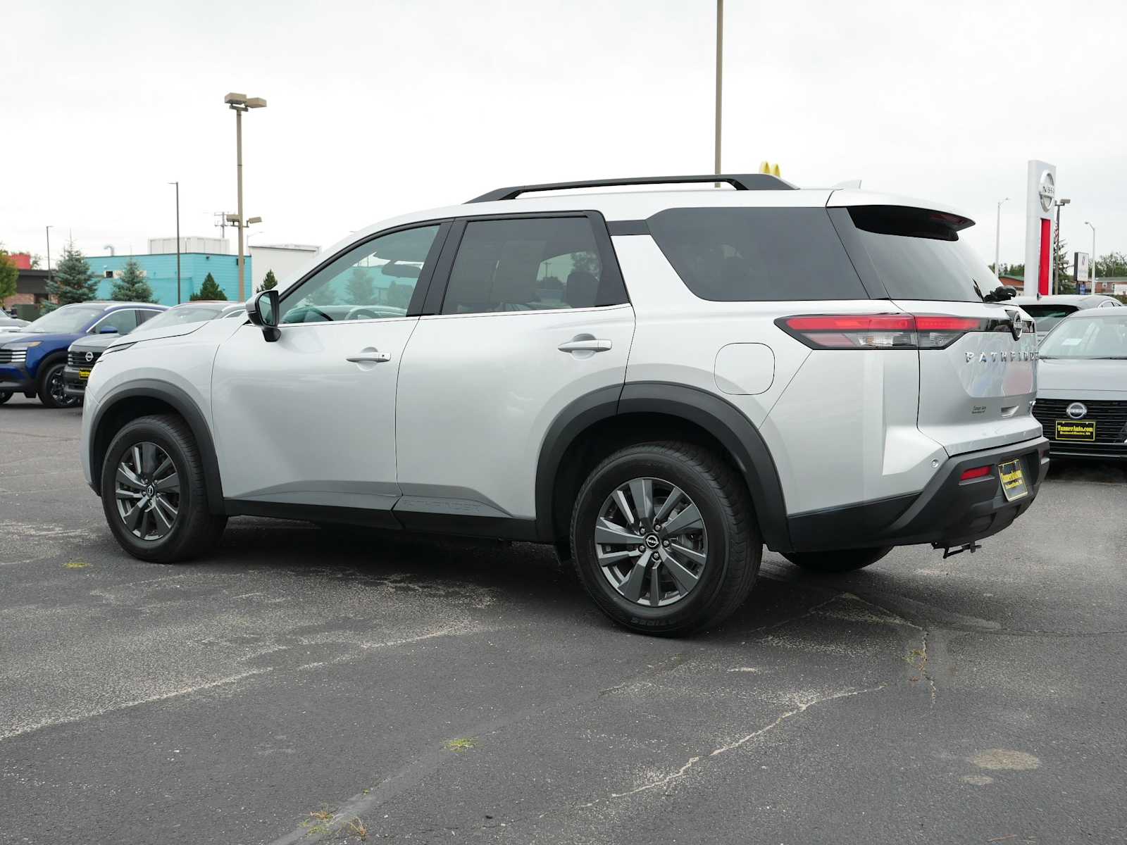2023 Nissan Pathfinder SV photo 4