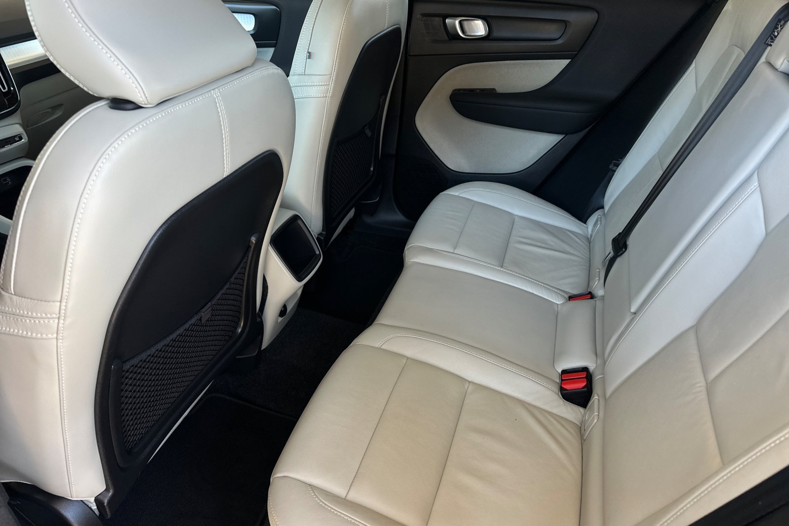 2022 Volvo XC40 Momentum photo 8