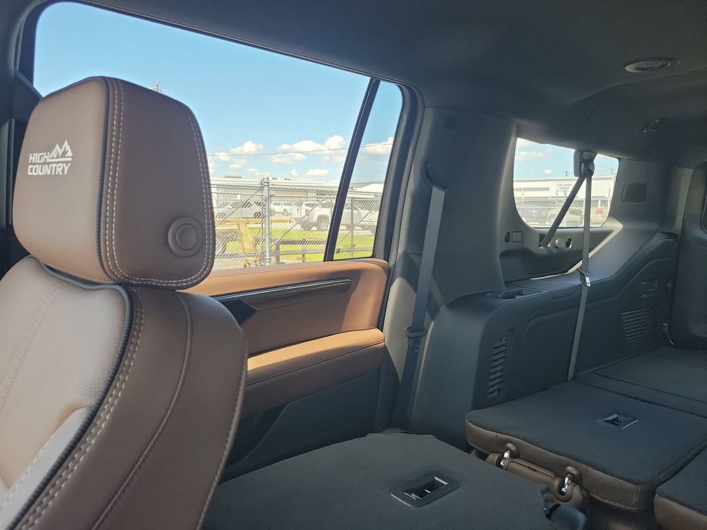 2025 Chevrolet Suburban High Country photo 12