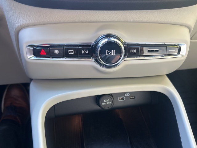 2025 Volvo XC40 Plus photo 25