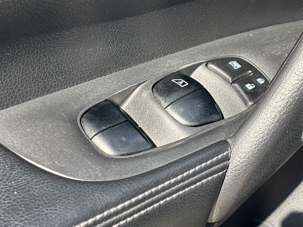 2016 Nissan Rogue S photo 25