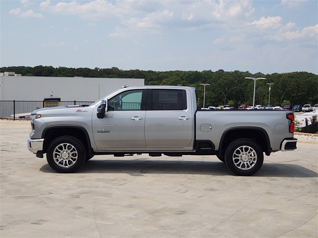 2025 Chevrolet Silverado 2500HD LTZ photo 3
