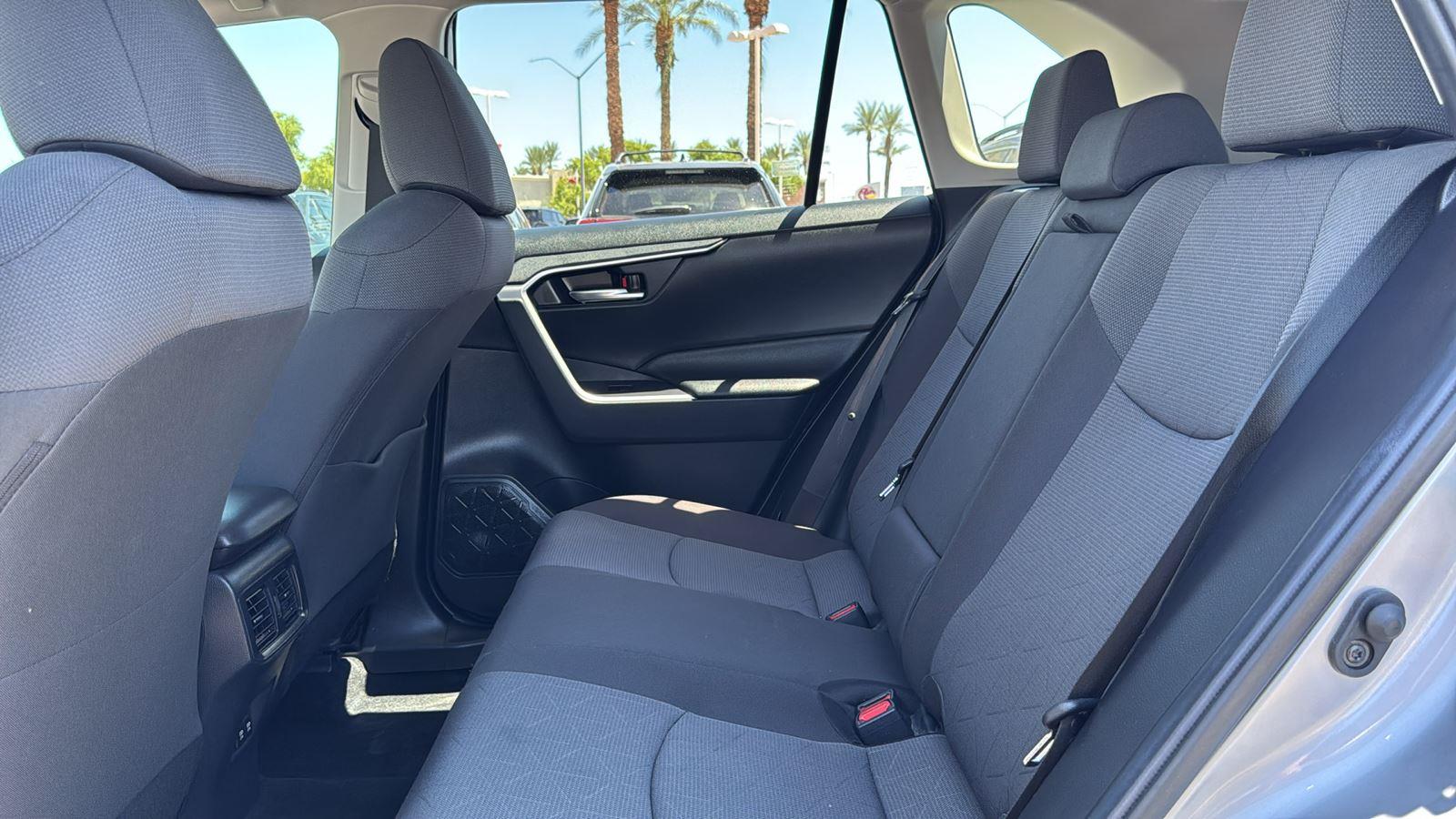 2021 Toyota RAV4 Hybrid XLE photo 25