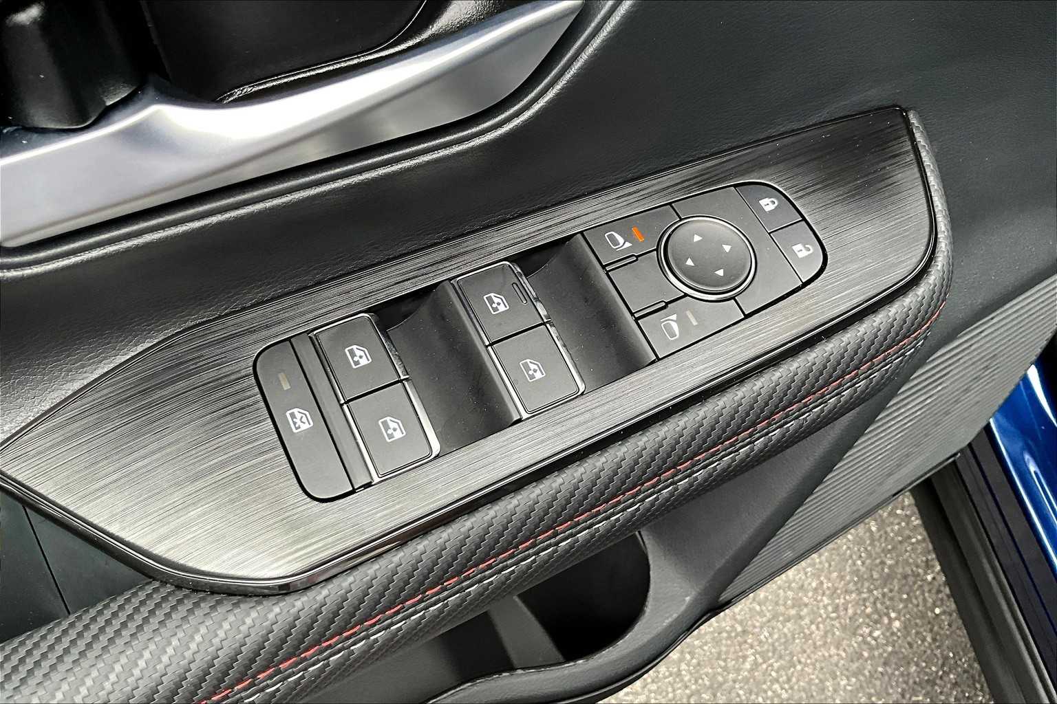 2025 Nissan Kicks SR photo 18