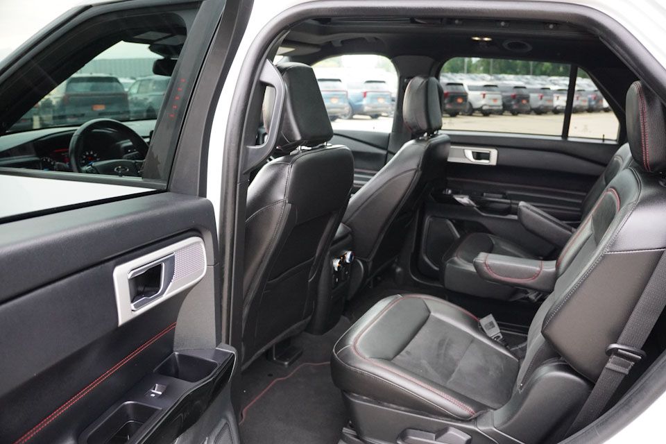 2023 Ford Explorer ST-Line photo 16