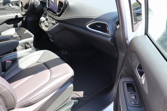 2025 Chrysler Pacifica photo 50