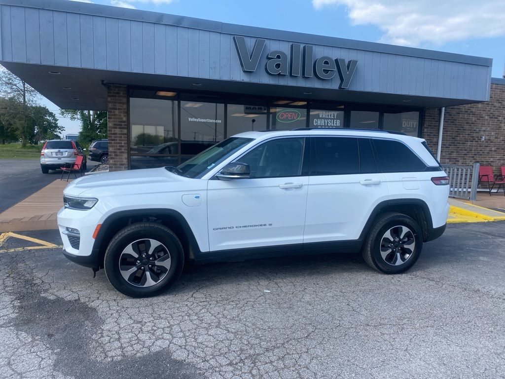 2023 Jeep Cherokee Base photo 3