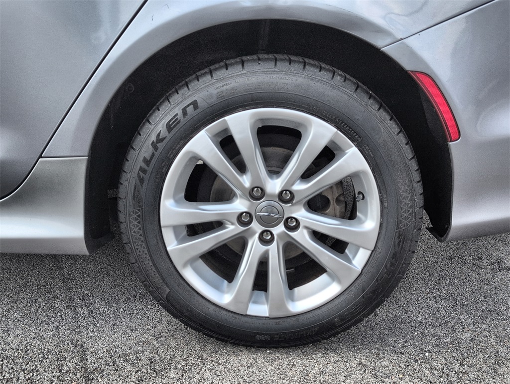 2017 Chrysler 200 Limited photo 10