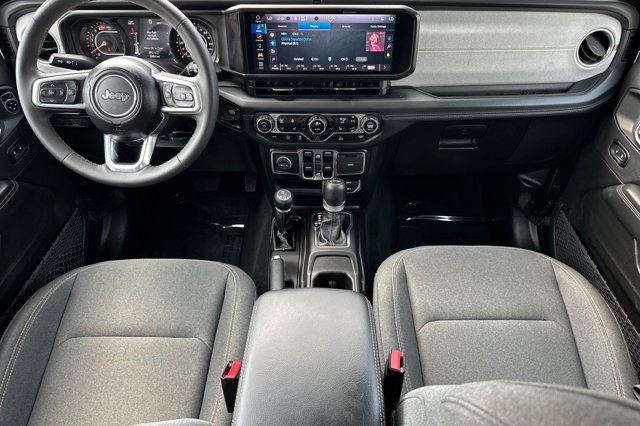 2024 Jeep Wrangler Sahara photo 13