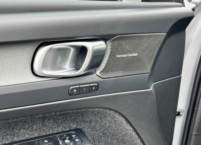 2025 Volvo XC40 photo 11