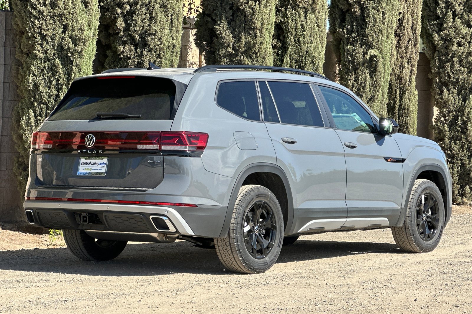 2025 Volkswagen Atlas SE Technology Peak Edition photo 4