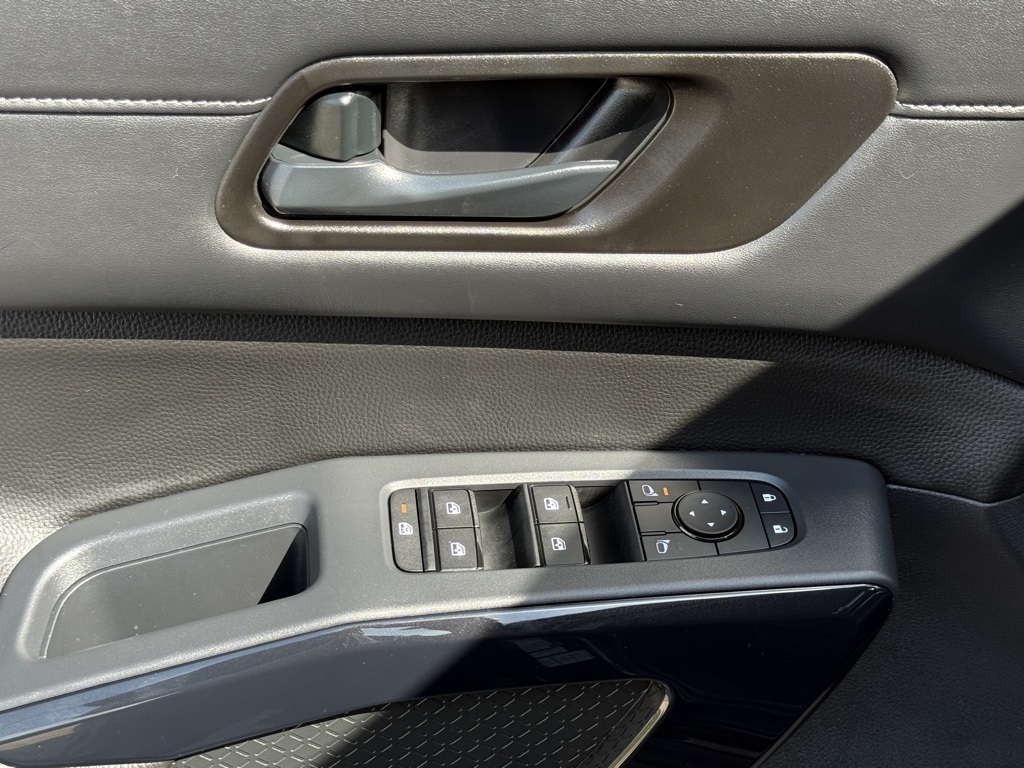 2025 Nissan Pathfinder S photo 16