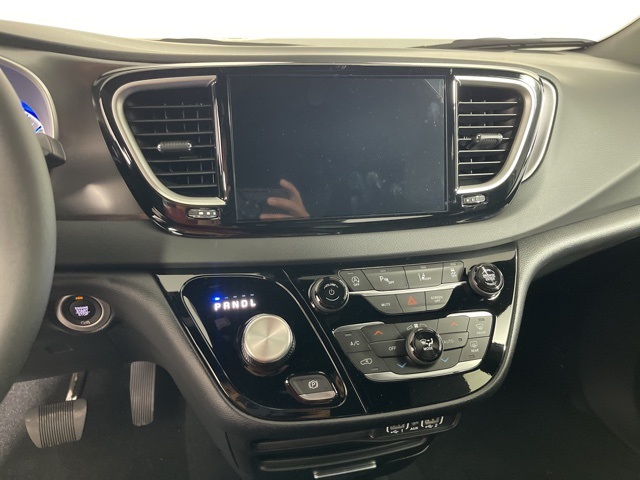 2025 Chrysler Voyager LX photo 14