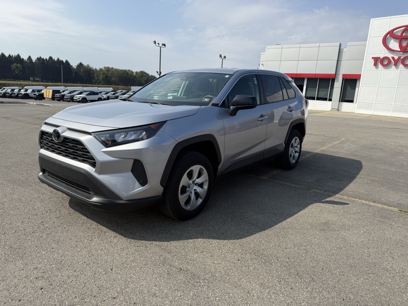 2022 Toyota RAV4 LE photo 2