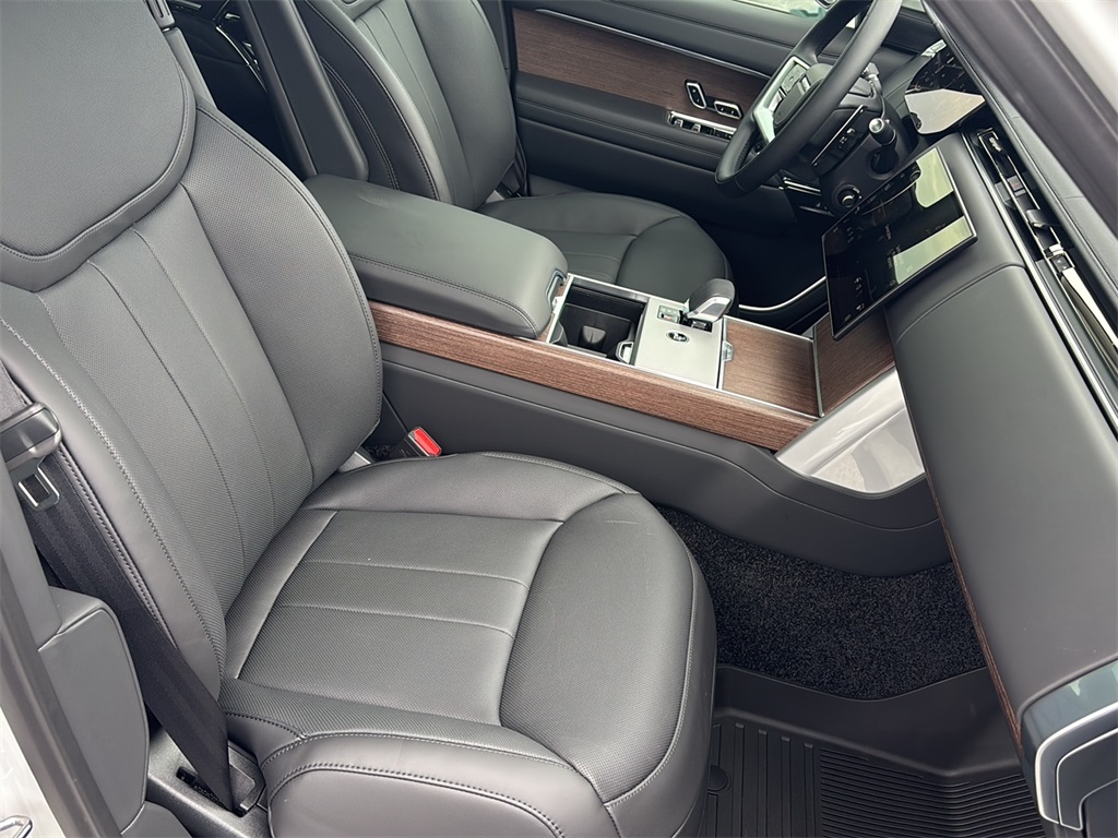 2025 Land Rover Range Rover SE photo 14