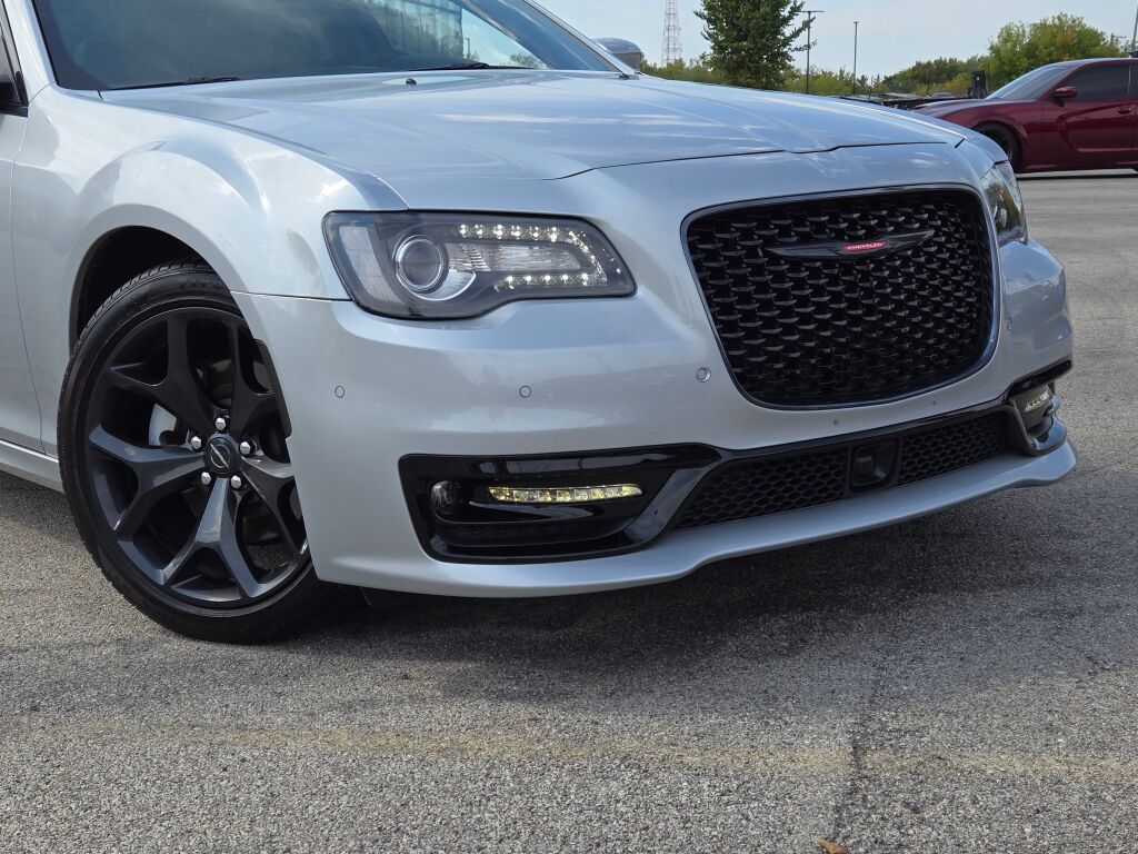 2023 Chrysler 300 photo 2