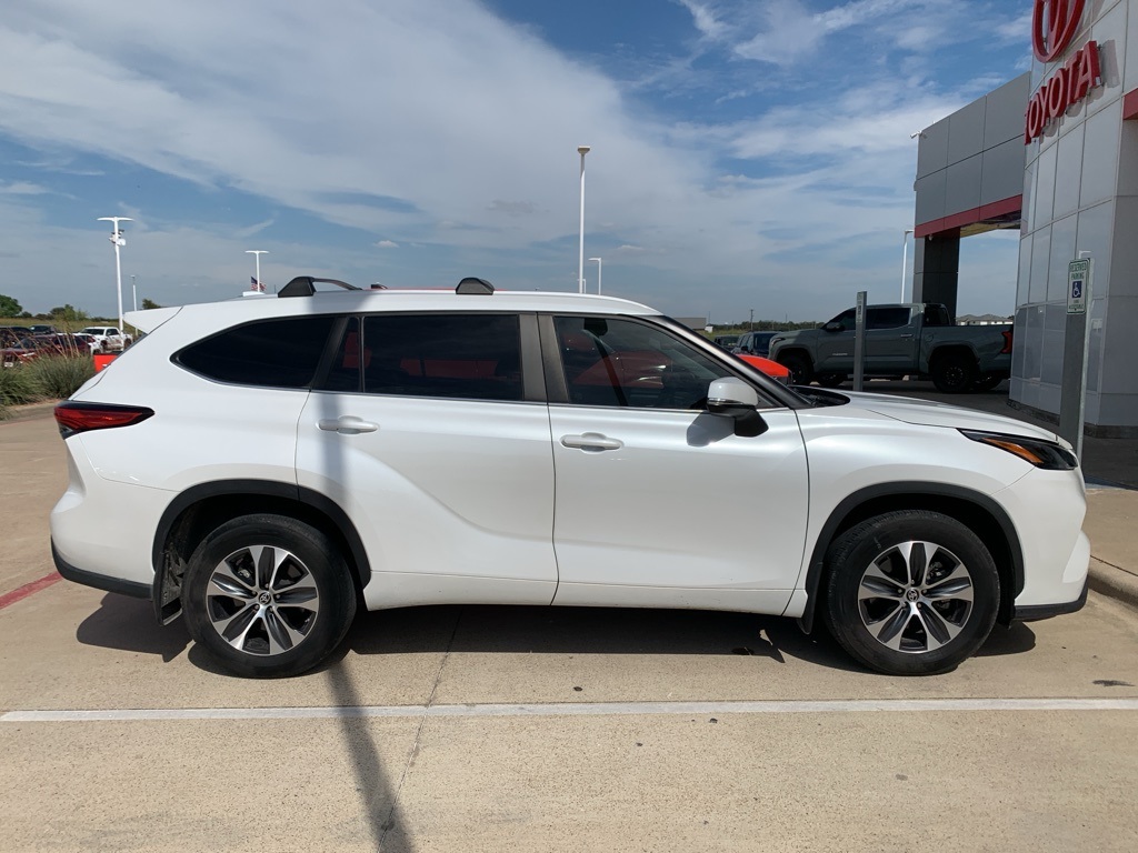 2023 Toyota Highlander XLE photo 2