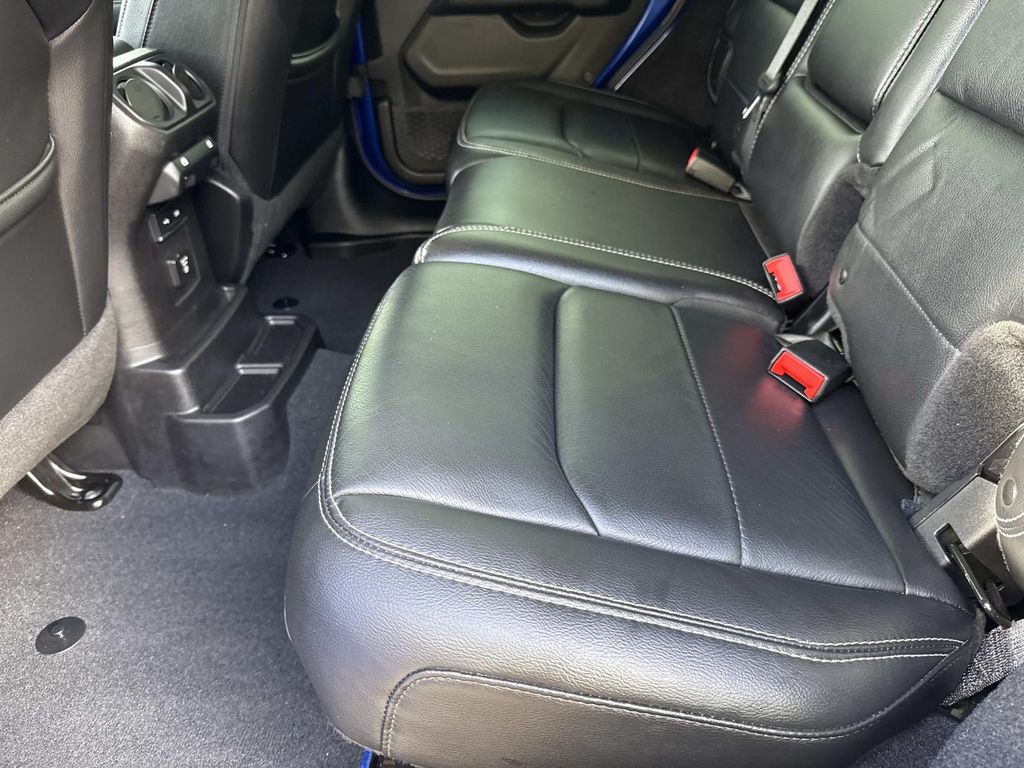 2018 Jeep Wrangler Unlimited Sahara photo 12