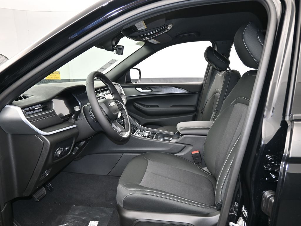 2025 Jeep Grand Cherokee Laredo photo 3