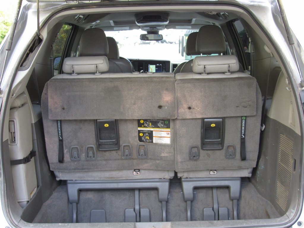2018 Toyota Sienna XLE photo 21