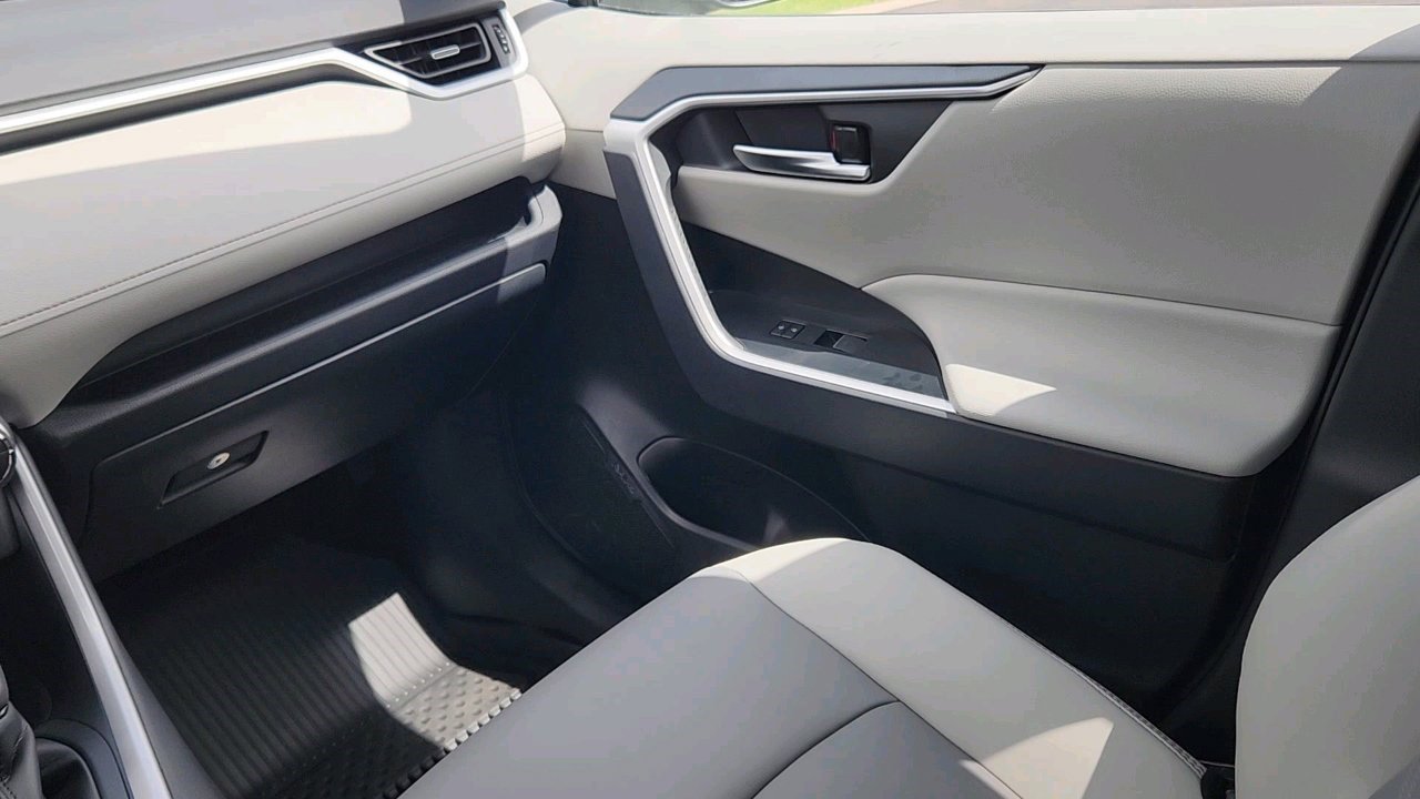 2025 Toyota RAV4 XLE Premium photo 13