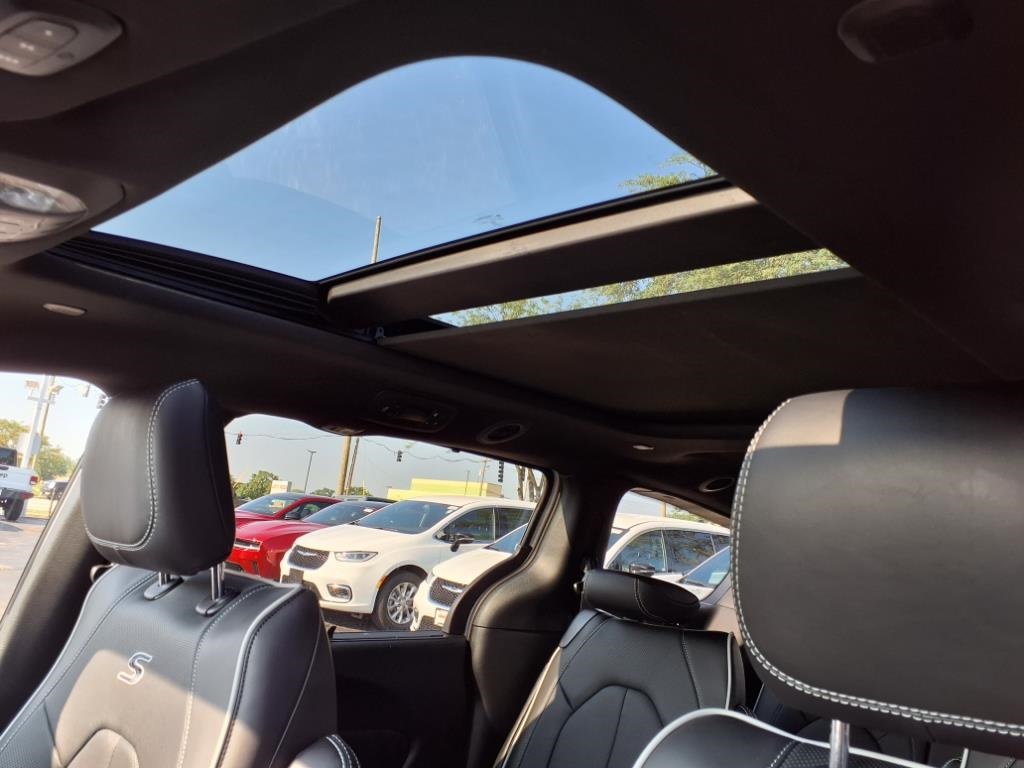 2026 Chrysler Pacifica Limited photo 11
