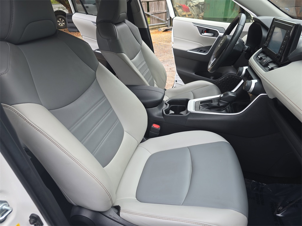 2019 Toyota RAV4 XLE Premium photo 9