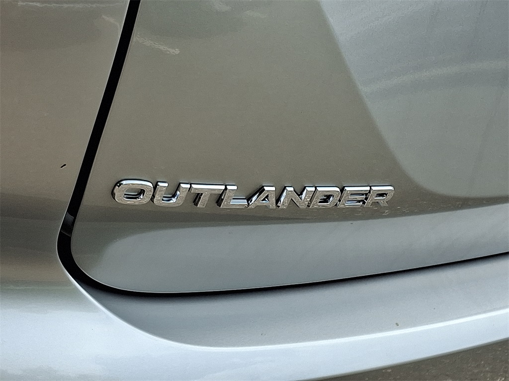 2025 Mitsubishi Outlander SE photo 4